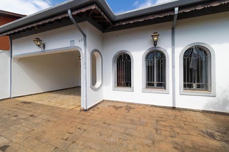 Casa à venda com 206m², 3 quartos e 5 vagas Casa à venda com 206m², 3 quartos e 5 vagasQuintal