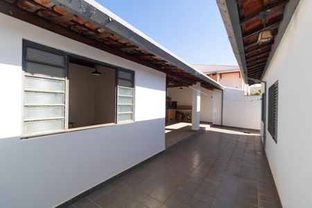 Casa à venda com 206m², 3 quartos e 5 vagas Casa à venda com 206m², 3 quartos e 5 vagasQuintal