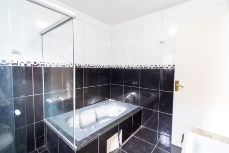 Casa à venda com 215m², 3 quartos e 2 vagasBanheiro da Suíte