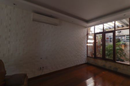 Casa para alugar com 450m², 4 quartos e 5 vagas Casa para alugar com 450m², 4 quartos e 5 vagasSala