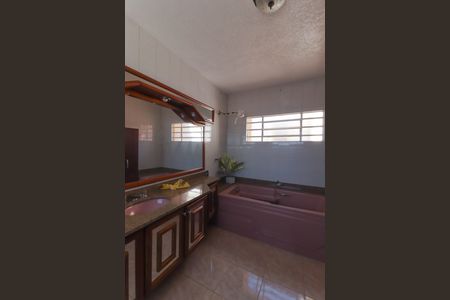 Casa para alugar com 450m², 4 quartos e 5 vagas Casa para alugar com 450m², 4 quartos e 5 vagasBanheiro da Suíte