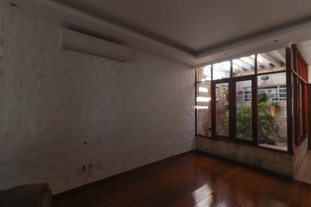 Casa para alugar com 450m², 4 quartos e 5 vagas Casa para alugar com 450m², 4 quartos e 5 vagasSala