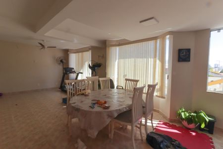 Casa para alugar com 450m², 4 quartos e 5 vagas Casa para alugar com 450m², 4 quartos e 5 vagasSala