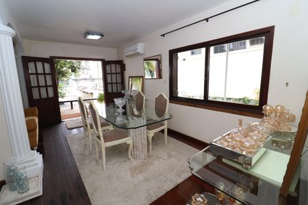 Casa para alugar com 323m², 4 quartos e 3 vagasSala