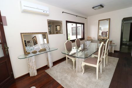 Casa para alugar com 323m², 4 quartos e 3 vagasSala