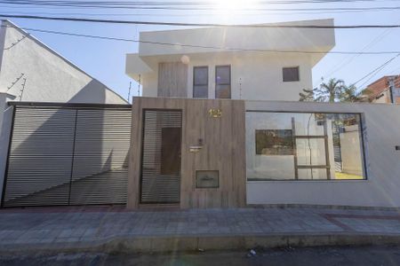 Casa à venda com 210m², 3 quartos e 3 vagas Casa à venda com 210m², 3 quartos e 3 vagasFachada