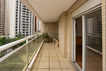 Apartamento à venda com 366m², 4 quartos e 5 vagas Apartamento à venda com 366m², 4 quartos e 5 vagasVaranda Quarto 3 Suíte Master