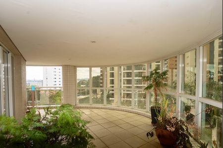 Apartamento à venda com 366m², 4 quartos e 5 vagas Apartamento à venda com 366m², 4 quartos e 5 vagasVaranda