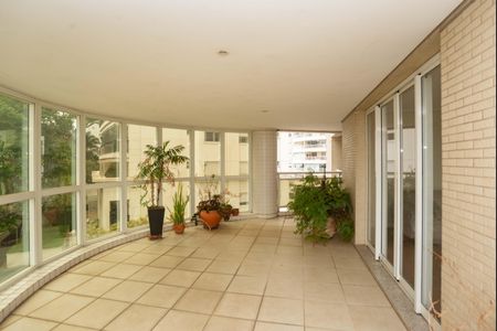 Apartamento à venda com 366m², 4 quartos e 5 vagas Apartamento à venda com 366m², 4 quartos e 5 vagasVaranda