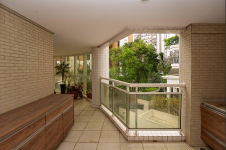 Apartamento à venda com 366m², 4 quartos e 5 vagas Apartamento à venda com 366m², 4 quartos e 5 vagasVaranda Gourmet