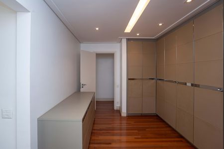 Apartamento à venda com 366m², 4 quartos e 5 vagas Apartamento à venda com 366m², 4 quartos e 5 vagasCloset Quarto 3 Suíte Master