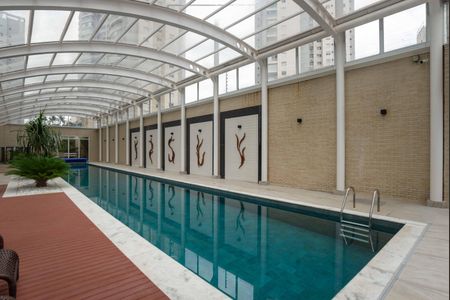 Apartamento à venda com 366m², 4 quartos e 5 vagas Apartamento à venda com 366m², 4 quartos e 5 vagasÁrea Comum - Piscina Coberta