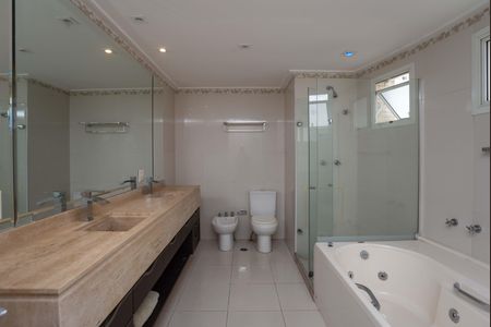 Apartamento à venda com 366m², 4 quartos e 5 vagas Apartamento à venda com 366m², 4 quartos e 5 vagasBanheiro do quarto 3 Suíte Master