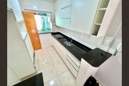 Casa à venda com 121m², 2 quartos e 2 vagas Casa à venda com 121m², 2 quartos e 2 vagasCozinha