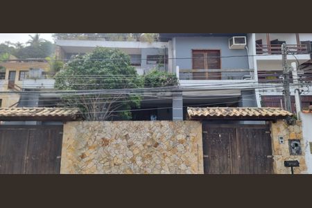 Casa à venda com 300m², 4 quartos e 2 vagas Casa à venda com 300m², 4 quartos e 2 vagasFachada