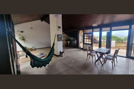 Casa à venda com 300m², 4 quartos e 2 vagas Casa à venda com 300m², 4 quartos e 2 vagasÁrea Externa