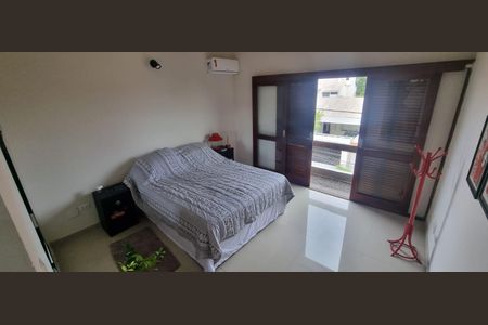 Casa à venda com 300m², 4 quartos e 2 vagas Casa à venda com 300m², 4 quartos e 2 vagasSuíte