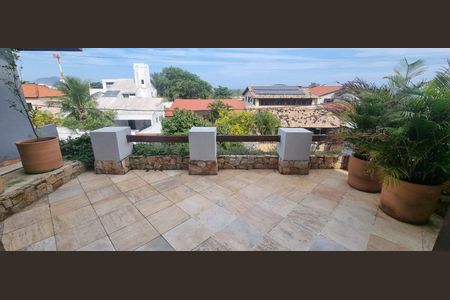 Casa à venda com 300m², 4 quartos e 2 vagas Casa à venda com 300m², 4 quartos e 2 vagasVista