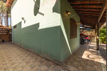Casa à venda com 348m², 3 quartos e 4 vagas Casa à venda com 348m², 3 quartos e 4 vagasCorredor lateral