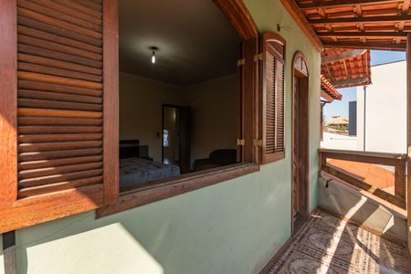 Casa à venda com 348m², 3 quartos e 4 vagas Casa à venda com 348m², 3 quartos e 4 vagasQuarto 3 - Varanda