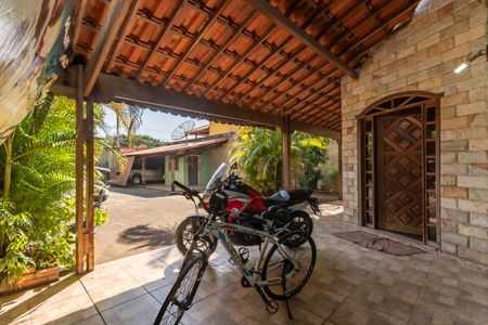 Casa à venda com 348m², 3 quartos e 4 vagas Casa à venda com 348m², 3 quartos e 4 vagasQuintal