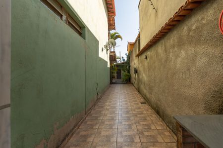 Casa à venda com 348m², 3 quartos e 4 vagas Casa à venda com 348m², 3 quartos e 4 vagasCorredor lateral