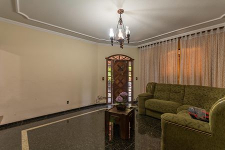 Casa à venda com 348m², 3 quartos e 4 vagas Casa à venda com 348m², 3 quartos e 4 vagasSala