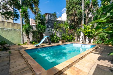 Casa à venda com 492m², 3 quartos e 2 vagas Casa à venda com 492m², 3 quartos e 2 vagasÁrea comum - Piscina