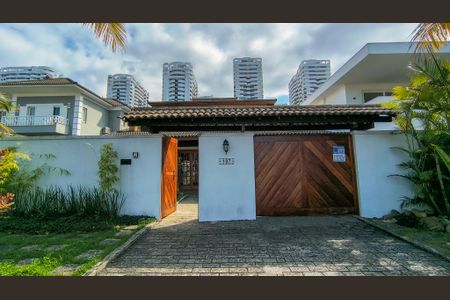 Casa de condomínio à venda com 400m², 4 quartos e 6 vagasFachada