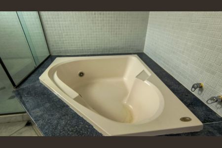 Casa de condomínio à venda com 400m², 4 quartos e 6 vagasBanheiro da Suíte 1