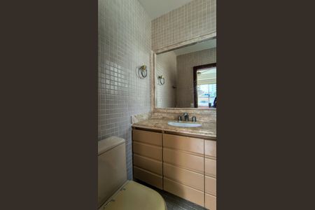 Casa de condomínio à venda com 400m², 4 quartos e 6 vagasBanheiro da Suíte 4