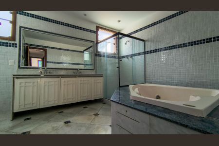 Casa de condomínio à venda com 400m², 4 quartos e 6 vagasBanheiro da Suíte 1