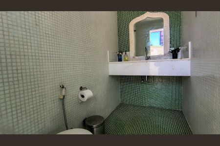 Casa de condomínio à venda com 400m², 4 quartos e 6 vagasBanheiro de Serviço