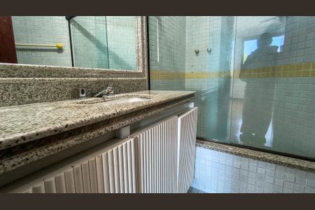 Casa de condomínio à venda com 400m², 4 quartos e 6 vagasBanheiro da Suíte 2