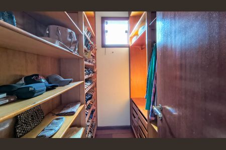 Casa de condomínio à venda com 400m², 4 quartos e 6 vagasCloset da suíte 1