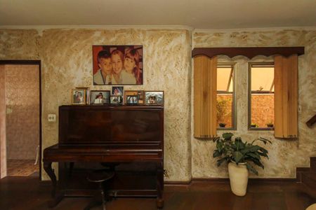 Casa à venda com 240m², 3 quartos e 2 vagas Casa à venda com 240m², 3 quartos e 2 vagasSala