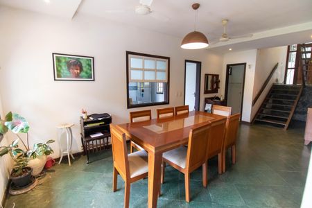 Casa à venda com 163m², 5 quartos e 3 vagas Casa à venda com 163m², 5 quartos e 3 vagasSala