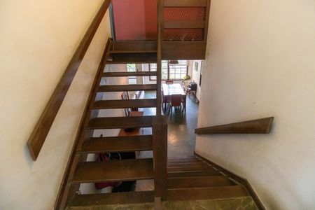 Casa à venda com 163m², 5 quartos e 3 vagas Casa à venda com 163m², 5 quartos e 3 vagasEscada