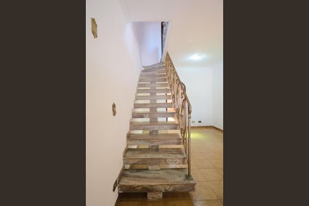 Casa à venda com 111m², 2 quartos e 2 vagasEscada