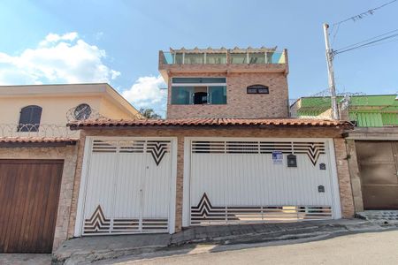 Casa à venda com 300m², 4 quartos e 4 vagas Casa à venda com 300m², 4 quartos e 4 vagasFachada