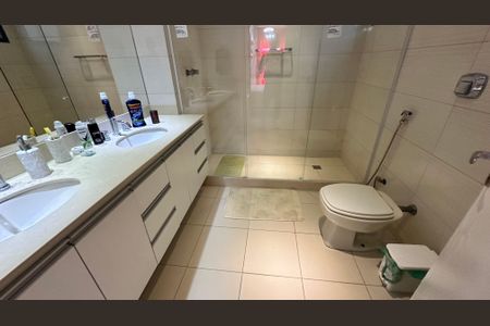 Apartamento para alugar com 326m², 5 quartos e 3 vagas Apartamento para alugar com 326m², 5 quartos e 3 vagasBanheiro da Suíte 2