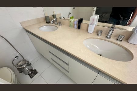 Apartamento para alugar com 326m², 5 quartos e 3 vagas Apartamento para alugar com 326m², 5 quartos e 3 vagasBanheiro da Suíte 1