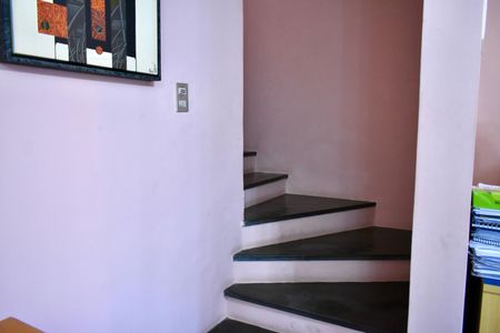Casa à venda com 220m², 3 quartos e 2 vagas Casa à venda com 220m², 3 quartos e 2 vagasEscadas