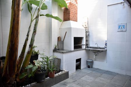 Casa à venda com 220m², 3 quartos e 2 vagas Casa à venda com 220m², 3 quartos e 2 vagasQuintal