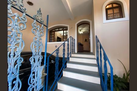Casa à venda com 220m², 3 quartos e 2 vagas Casa à venda com 220m², 3 quartos e 2 vagasEntrada