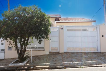 Casa à venda com 280m², 3 quartos e 3 vagas Casa à venda com 280m², 3 quartos e 3 vagasFachada