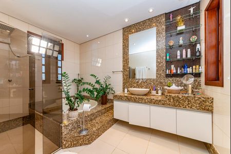 Casa à venda com 500m², 3 quartos e 4 vagasBanheiro da Suíte 1