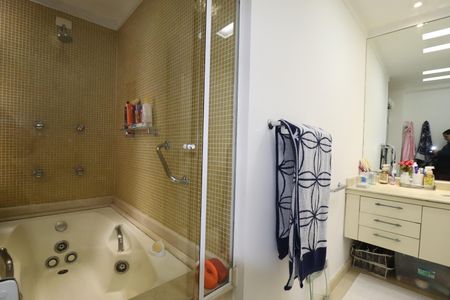 Apartamento à venda com 320m², 5 quartos e 4 vagasBanheiro Suíte 2