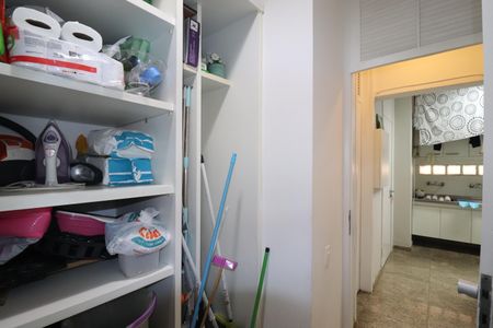 Apartamento à venda com 320m², 5 quartos e 4 vagasDespensa