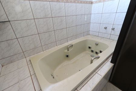 Casa para alugar com 241m², 6 quartos e 4 vagasBanheiro da Suíte